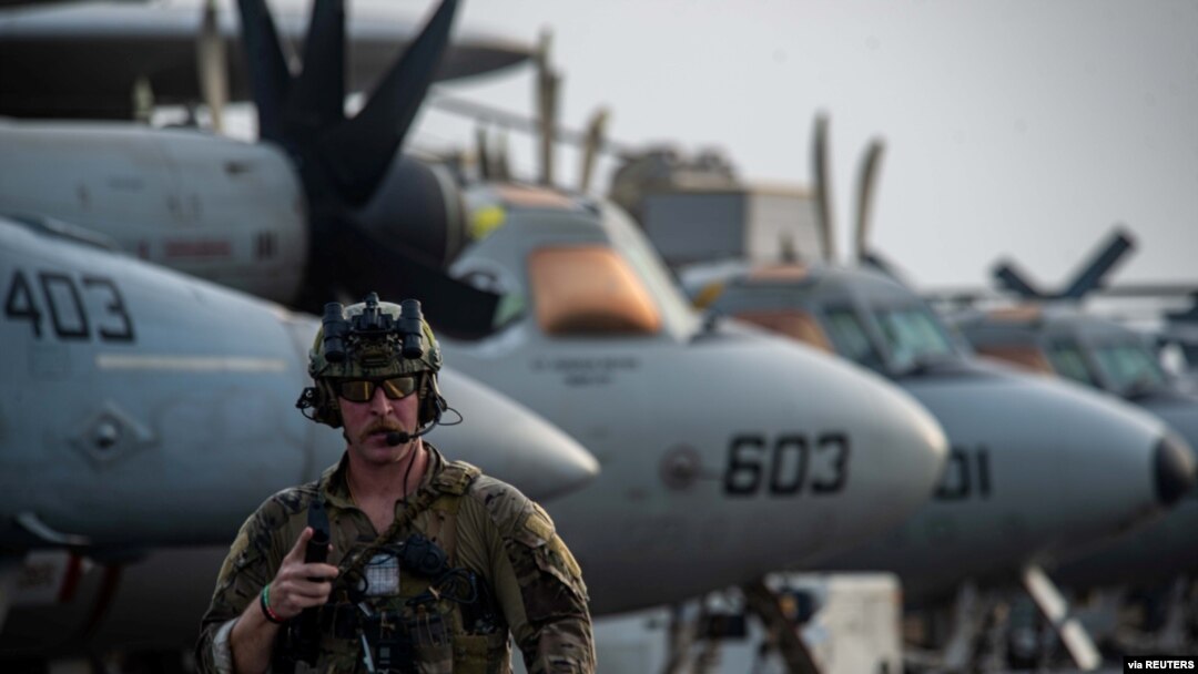 Kapal induk USS Ronald Reagan merespons panggilan minta bantuan dari tanker Mercer Street, di Laut Arab, Jumat, 30 Juli 2021. 