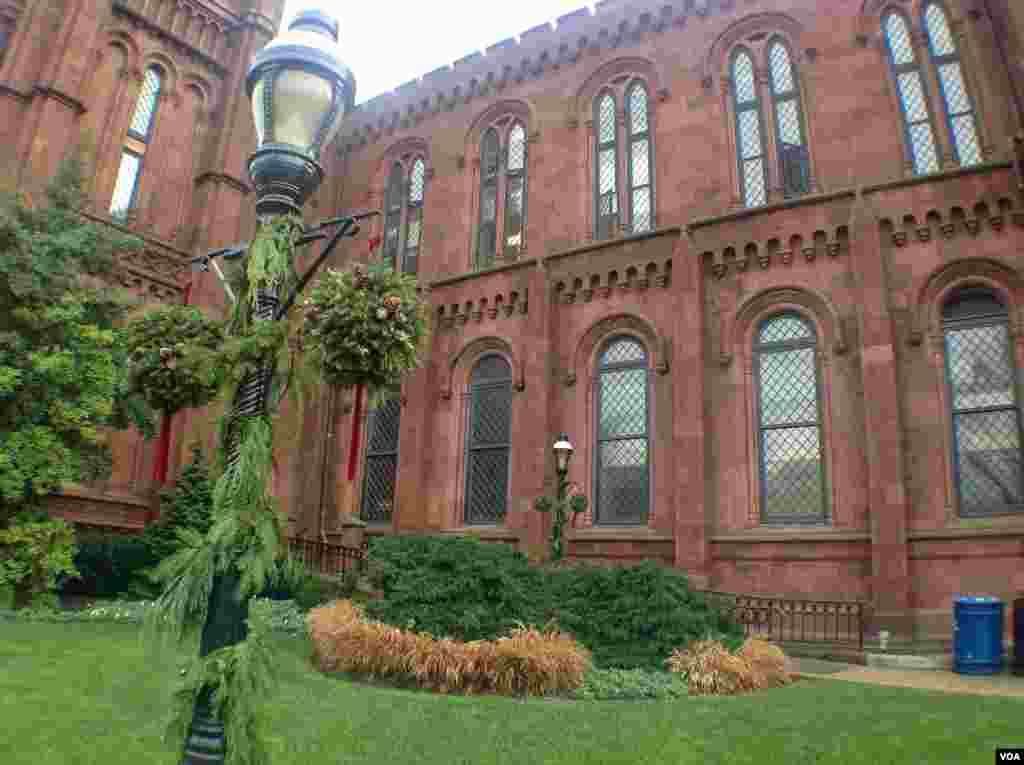 节日期间的史密森博物院城堡。