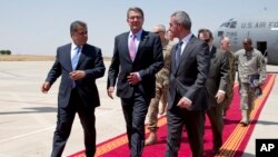 Menteri Pertahanan AS Ash Carter berjalan bersama Menteri Peshmerga Mustafa Sayid Qadir (kanan) dan Menteri Hubungan Internasional Kurdistan Falah Mustafa (kiri) saat tiba di Irbil, Irak (24/7). 