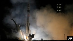 Despegue del cohete Soyuz-FG con la nave espacial Soyuz TMA-12M con tres astranoutas, en Kazakstán.
