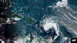 Imagen satelital de la Administración Nacional Oceánica y Atmosférica (NOAA) muestra una tormenta tropical al este de Puerto Rico en el Caribe, a las 7:50 am EST, el 10 de agosto de 2021.