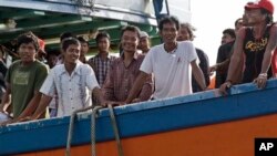 အင်ဒိုနီးရှားနိုင်ငံပိုင် Tual ကျွန်းကို ပြန်လည်ရောက်ရှိလာကြတဲ့ မြန်မာနိုင်ငံသား ရေလုပ်သားတွေရဲ့ အိမ်ပြန်နိုင်မယ့် မျှော်လင့်ချက်နဲ့ အပြုံးများ။ (ဧပြီ ၄၊ ၂၀၁၅) 