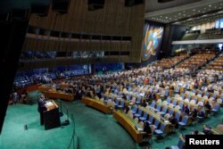 Para peserta Sidang Majelis Umum PBB ke-78 menyimak pidato Menteri Luar Negeri Sergei Lavrov di kantor pusat PBB di New York, Sabtu, 23 September 2023. (Foto: Eduardo Munoz/Reuters)