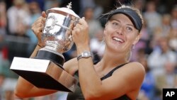 Maria Sharapova với chiếc cúp giải quần vợt Pháp mở rộng sau khi thắng trận chung kết nữ 9/6/12