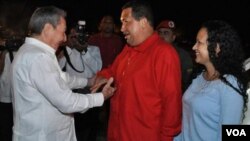 Chávez fue recibido en La Habana por el presidente cubano Raúl Castro.