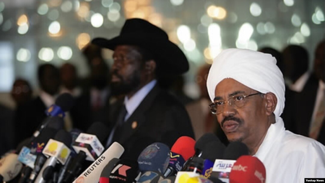 Presiden Sudan Omar al-Bashir (kanan) dan Presiden Sudan Selatan Salva Kiir, pekan lalu menandatangani kesepakatan untuk mengakhiri konflik (foto: dok). 