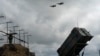 Архівне фото. Винищувачі F-16 Повітряних Сил України пролітають над системою ППО Patriot у неоголошеній локації, 4 серпня 2024. AP Photo/Efrem Lukatsky