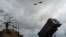 Архівне фото. Винищувачі F-16 Повітряних Сил України пролітають над системою ППО Patriot у неоголошеній локації, 4 серпня 2024. AP Photo/Efrem Lukatsky