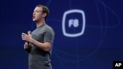 CEO Facebook Mark Zuckerberg berbicara di Konferensi Developer Facebook F8 di San Francisco pada 25 Maret 2015. Pada 15 September Zuckerberg mengatakan Facebook mungkin akan menghadirkan tombol yang memungkinkan penggunanya mengungkapkan perasaan selain "suka."