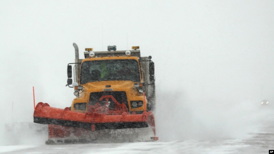 Un camión intenta limpiar de nieve una autopista en Wyoming.