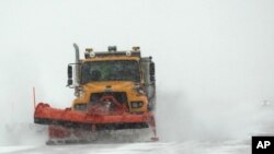 Un camión intenta limpiar de nieve una autopista en Wyoming.