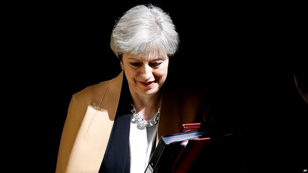PM Inggris, Theresa May, meninggalkan kediaman resminya di 10 Downing Street, London untuk menjawab pertanyaan anggota House of Parliament hari Rabu, 19 April 2017 (foto: AP Photo/Frank Augstein)