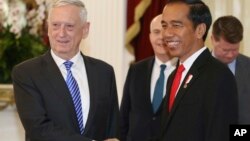 U.S. Defense Secretary Jim Mattis, left, shakes hands with Indonesian President Joko Widodo before a meeting at Merdeka palace in Jakarta, Indonesia, Jan. 23, 2018. 