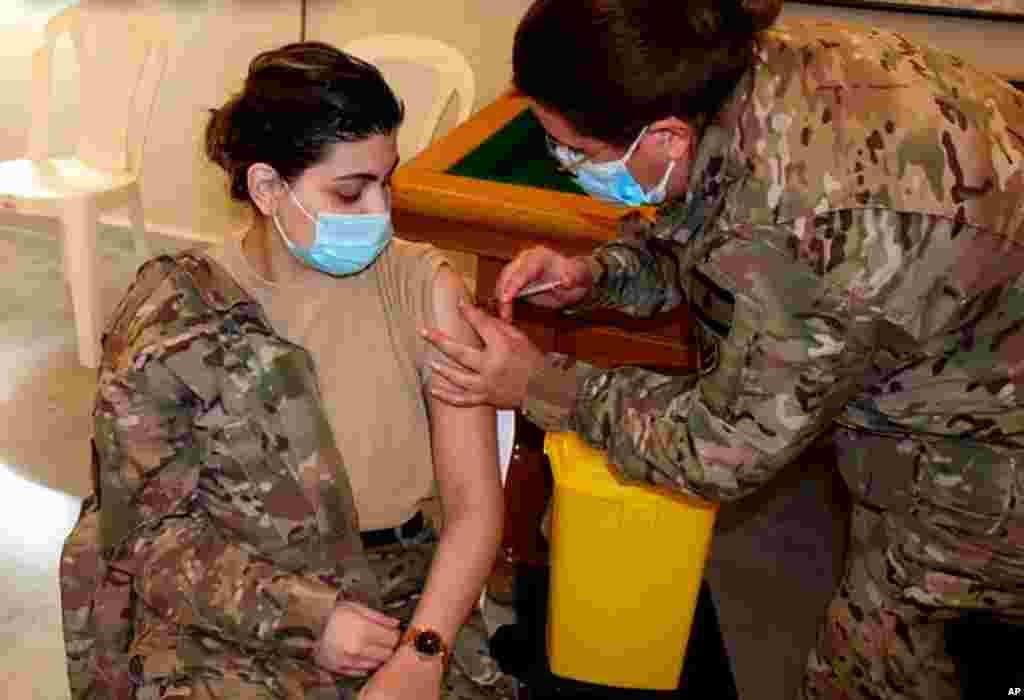 واکسیناسیون سربازان ارتش لبنان با واکسن کووید – ۱۹ سینوفارم، در یک مرکز نظامی در بیروت، لبنان