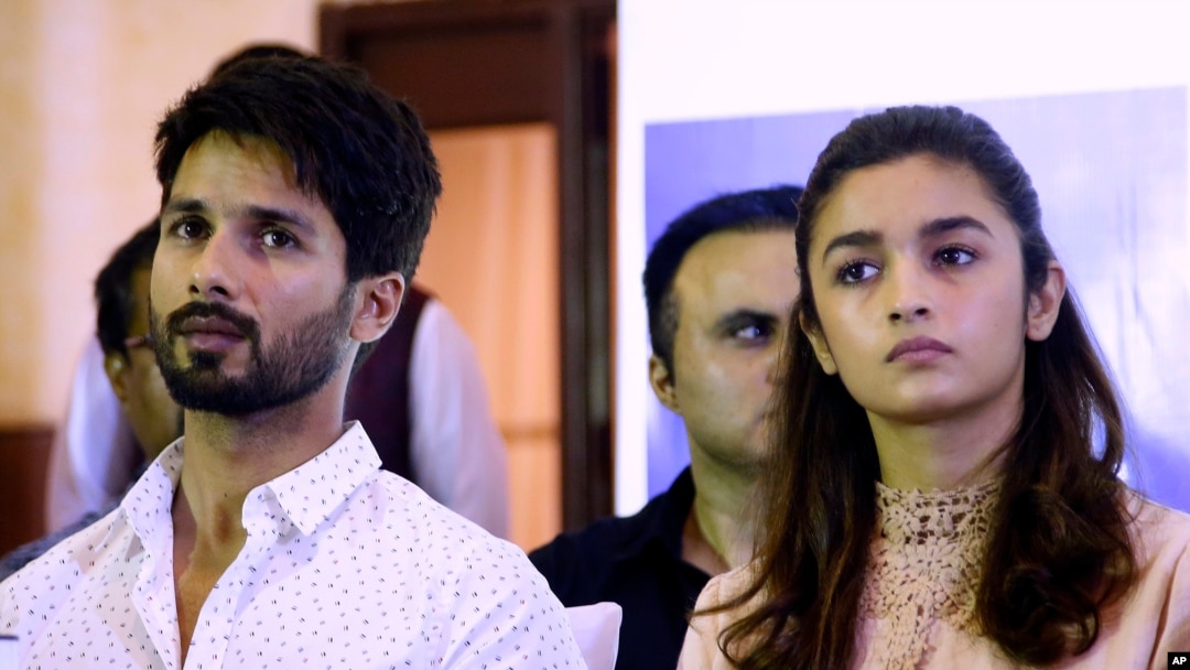 Aktor dan aktris film Bollywood "Udta Punjab," atau "Flying Punjab" Shahid Kapoor (kiri) dan Alia Bhatt dalam konferensi pers di Mumbai, India, 8 Juni 2016 (Foto: dok).