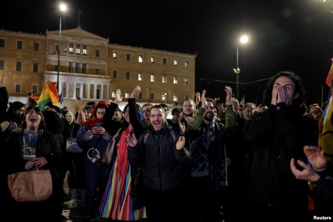Eşcinsel evliliğin onaylanması parlamento önünde toplanan kişiler tarafından sevinçle karşılandı.