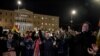 Pripadnici LGBTQ zajednice u Grčkoj i njihovi prijatelji slave ispred zgrade parlamenta u Atini posle usvajanja predloga zakona o istopolninm brakovima, 15. februara 2024. (Foto: REUTERS/Louisa Gouliamaki)