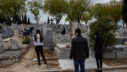 Na sahranama u Madridu primenjuju se mere predostrožnosti i društvene distance, 27. marta 2020.