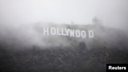 El signo de Hollywood se observa en medio de una mezcla de niebla y copos de nieve en una rara tormenta invernal en Los Ángeles, California, el 24 de febrero de 2023.