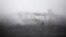 El signo de Hollywood se observa en medio de una mezcla de niebla y copos de nieve en una rara tormenta invernal en Los Ángeles, California, el 24 de febrero de 2023.