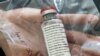 Se muestra una ampolla del medicamento contra el ébola Remdesivir durante una conferencia de prensa en el Hospital Universitario Eppendorf (UKE) en Hamburgo, Alemania, mientras continúa la propagación de la enfermedad por coronavirus.
