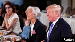 Presiden AS Donald Trump dan Direktur Pelaksana Dana Moneter Internasional (IMF) Christine Lagarde menghadiri pertemuan Dewan Penasihat Kesetaraan Gender dan G7 sebagai bagian dari KTT G7 di Charlevoix La Malbaie, Kanada, 9 Juni 2018.