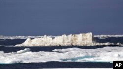 ARCHIVO- Un témpano flota frente al rompehielos finlandés MSV Nordica en el Mar Chukchi, frente a la costa de Alaska. Julo 16 de 2017. AP/David Goldman.