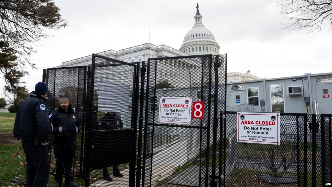 Agentes de la Policía del Capitolio custodian la sede de la Legislatura frente a una cerca de seguridad en Washington, DC, el 2 de enero de 2025.