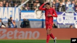 FILE - Gelandang Bayern Munich, Jamal Musiala, dalam pertandingan Bundesliga Jerman antara VfL Bochum dan Bayern Munich di Bochum, Jerman, Minggu, 27 Oktober 2024. (Martin Meissner/AP)