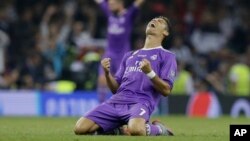 Cristiano Ronaldo célèbre après son deuxième son équipe le Real Madrid en finale de la Ligue des champions contre la Juventus Turin au stade national du Pays de Galle, Cardiff, 3 juin 2017.