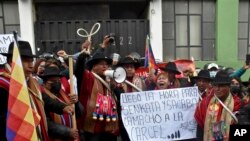 Opositores de Luis Fernando Camacho, gobernador de Santa Cruz, protestan afuera de la estación de policía donde ha sido detenido, en La Paz, Bolivia, el 29 de diciembre de 2022. 
