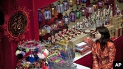 17일 베이징의 한 상점에서 손님을 기다리는 상인