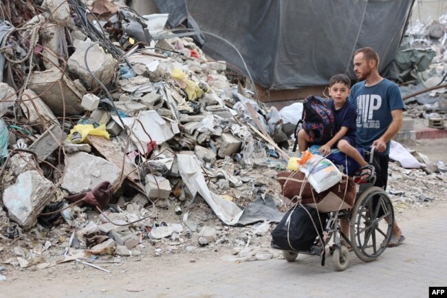 Sebuah keluarga Palestina tiba di Kota Gaza setelah mengungsi dari rumah mereka di wilayah Jabalia pada 6 Oktober 2024, setelah tentara Israel memerintahkan warga untuk mengungsi dari wilayah utara Gaza. (Foto: AFP)