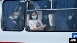 20일 신종 코로나바이러스(Covid-19) 발원지인 중국 우한에서 대피한 우크라이나 시민을 태운 버스가 카르키프 공항을 떠나고 있다. 