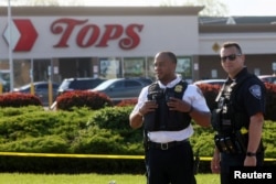 Policajci ispred supermarketa TOPS nakon pucnjave, Buffalo.