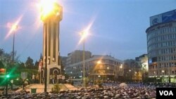 Para demonstran anti-pemerintah melakukan shalat berjamaah di lapangan utama kota Homs.