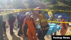 1일 경기도 남양주시 진접읍 금곡리 진접선 지하철 공사장에서 붕괴 사고가 발생한 가운데, 소방대원들이 매몰자를 구조해 이송하고 있다.