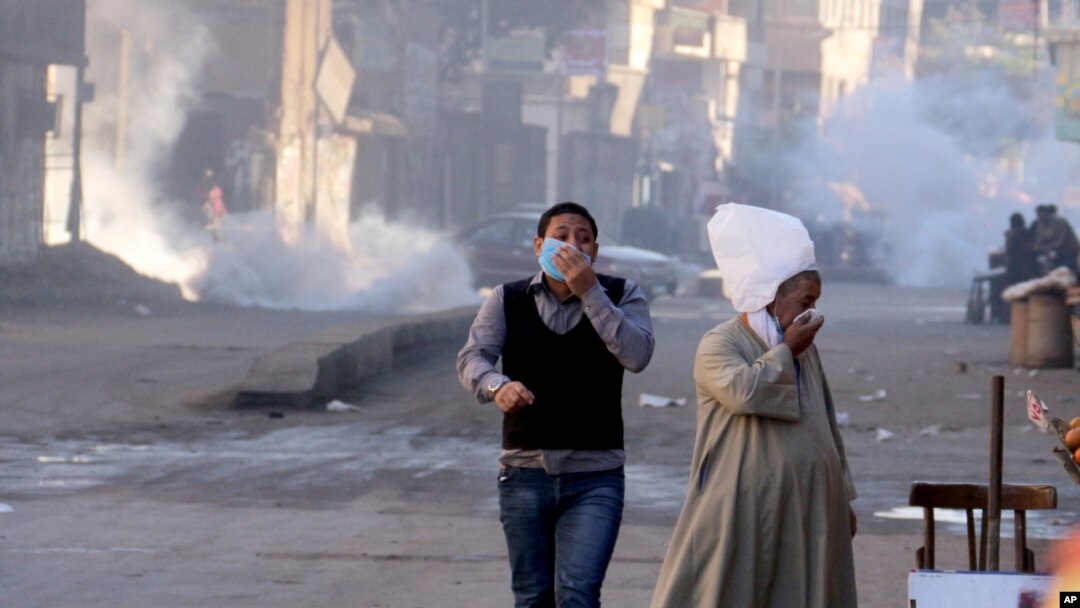Suasana setelah pasukan keamanan menembakkan gas airmata untuk membubarkan demonstran presiden terguling Mesir Mohammed Morsi, di Kairo, Desember 2013. (AP/Mohamed Osam)
