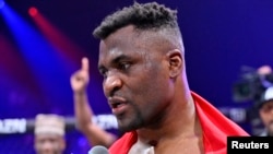 Francis Ngannou après avoir remporté son titre de champion du monde des poids lourds, Arabie saoudite, le 19 octobre 2024.