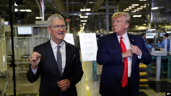 苹果公司首席执行官蒂姆·库克和美国总统特朗普在奥斯丁参观苹果工厂期间交谈（2019年11月20日）。