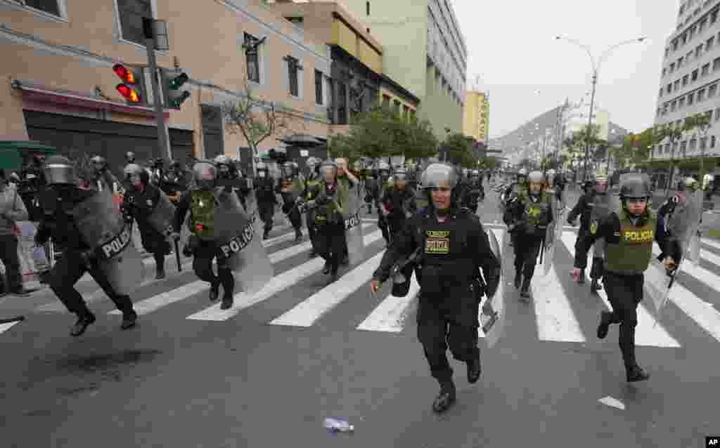 La policía corre hacia los manifestantes durante una protesta en apoyo al derrocado presidente Pedro Castillo, en Lima, Perú, el jueves 8 de diciembre de 2022.&nbsp; (Foto AP/Fernando Vergara) Lea también:&nbsp;La nueva presidenta de Perú busca gabinete&nbsp; &nbsp;