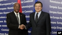 O primeiro-ministro da Guiné-Bissau, Carlos Gomes Júnior, com o presidente da Comissão Europeia, Durão Barroso, em Bruxelas