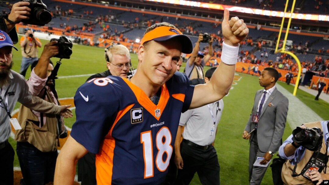 El mariscal de campo de los Broncos de Denver, Peyton Manning, saluda al final del partido contra los 49ers.