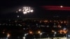 Destellos de explosiones iluminan el cielo de Kiev cuando las defensas aéreas ucranianas reaccionan a un ataque de drones de Rusia durante la madrugada del 30 de mayo de 2023.