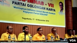 Pimpinan partai Golkar memberikan keterangan pers usai rapimnas di Yogyakarta, Rabu 19/11 (foto: Munarsih).