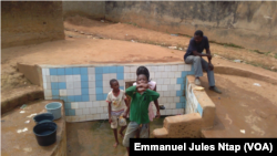 Des enfants puisent de l’eau à une source au quartier "Damas" à Yaoundé, au Cameroun, le 28 janvier 2017. (VOA/Emmanuel Jules Ntap)