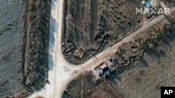 Ovaj satelitski snimak koji je obezbedila kompanija Maxar Technologies prikazuje rovove iskopane u blizini raskrsnice u Berdjansku u Ukrajini 19. decembra 2022. Olena Yahupova, 50-godišnja civilna administratorka, opisala je kako su je ruski vojnici primorali da mesecima kopa rovove na ovoj lokaciji sa ostalim ukrajinskim civilima. (Maxar Technologies preko AP)