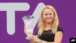 Caroline Wozniacki hoists the trophy for finishing the year at number one, 31 Oct 2010