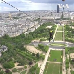 Đu dây ‘zipline’ từ tháp Eiffel