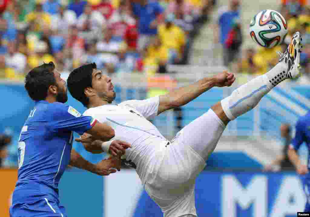 یوروگوئے کے سوریز اوراٹلی کے برزاگلی فٹ بال کےلیے ایک دوسرے سے جھگڑتے ہوئے